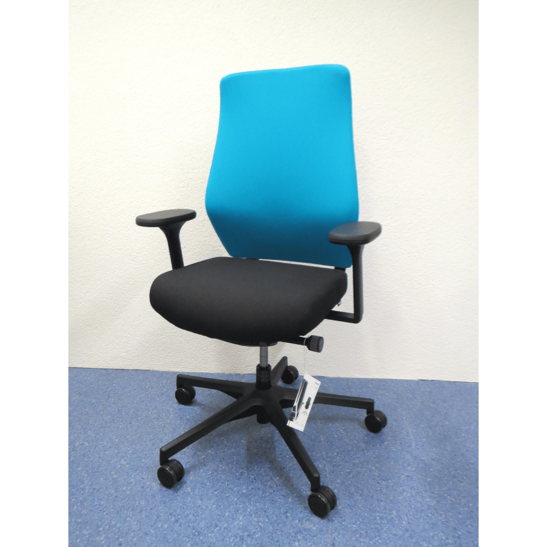 Nowy Styl Drehstuhl Denuo – mit Stoffbezug, Schiebesitz & verstellbaren Armlehnen, NEU aus Liquidation