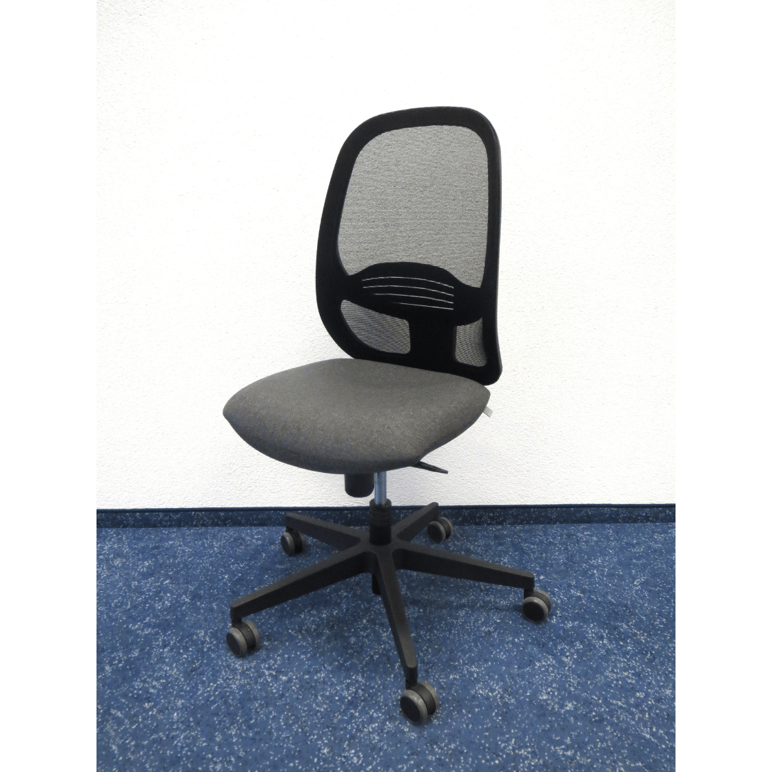 Drehstuhl Eggy von Sohos schwarz anthrazit