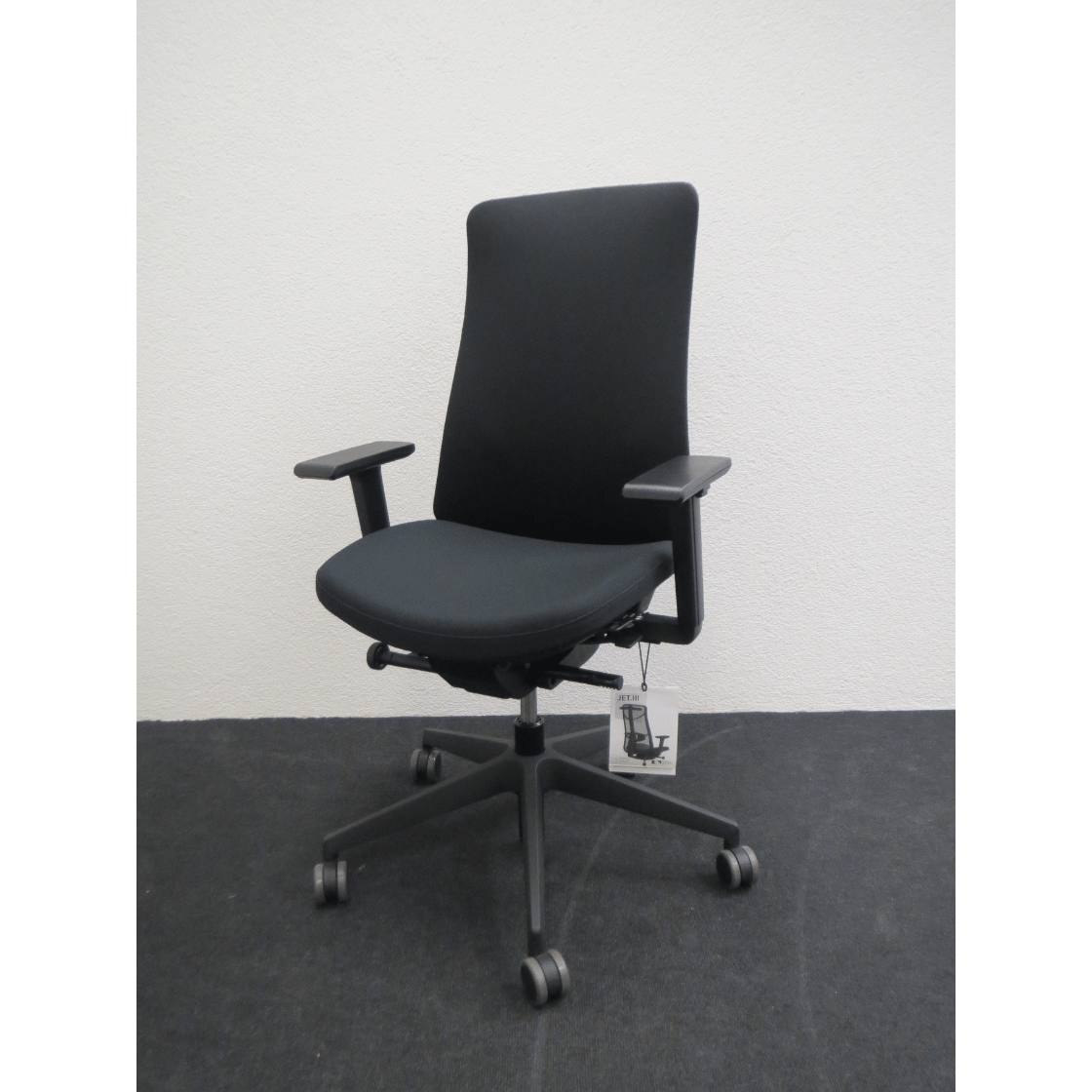 König + Neurath JET III Drehstuhl – Stoffrücken & Stoffsitz schwarz, verstellbare Armlehnen, Bandscheibenstütze, Schiebesitz, Sitzneigeverstellung – Neu ab Lager