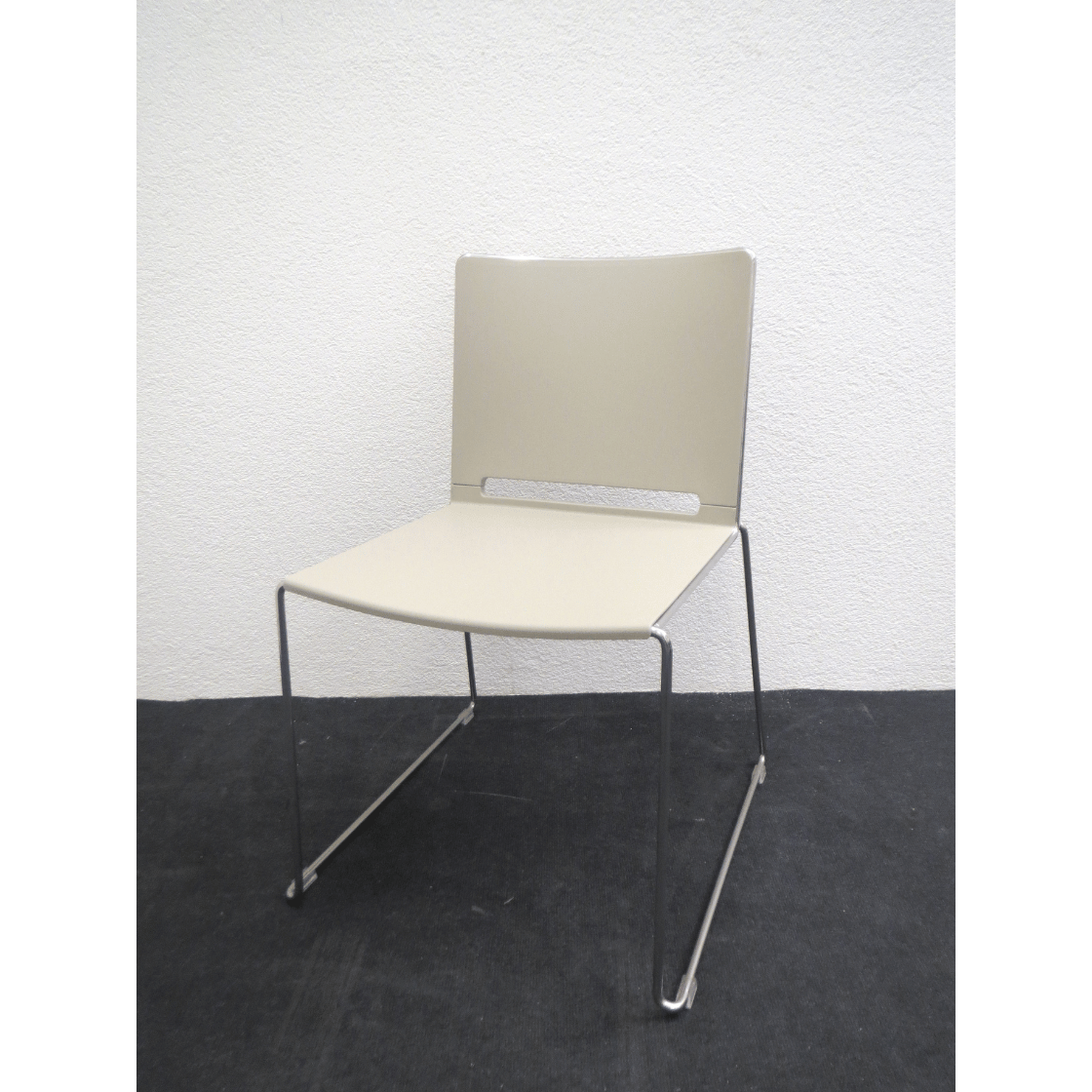 Filo Kunststoffstuhl beige neu aus Liquidation
