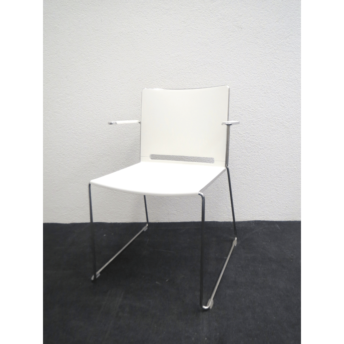 Filo Kunststoffstuhl m. Armlehnen weiss neu aus Liquidation