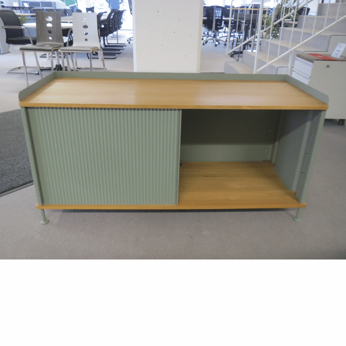 Muuto Enfold Sideboard 124,5x45x62 cm – Designmöbel aus Metall & Massivholz, Schiebetür