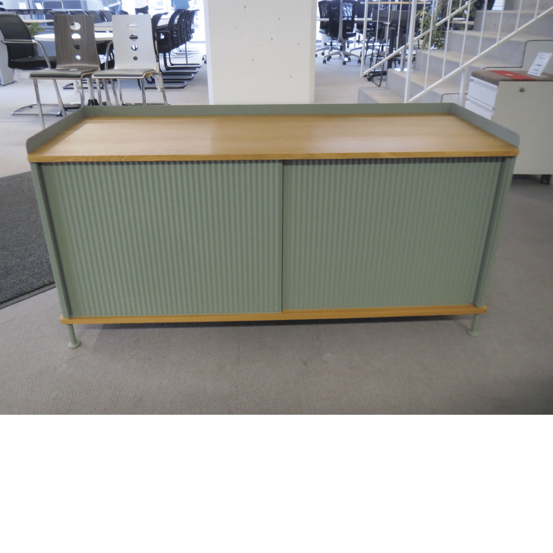 Muuto Enfold Sideboard 124,5x45x62 cm – Designmöbel aus Metall & Massivholz, Schiebetür