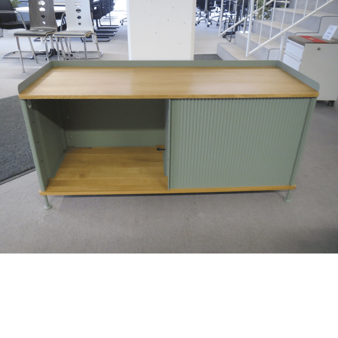 Muuto Enfold Sideboard 124,5x45x62 cm – Designmöbel aus Metall & Massivholz, Schiebetür