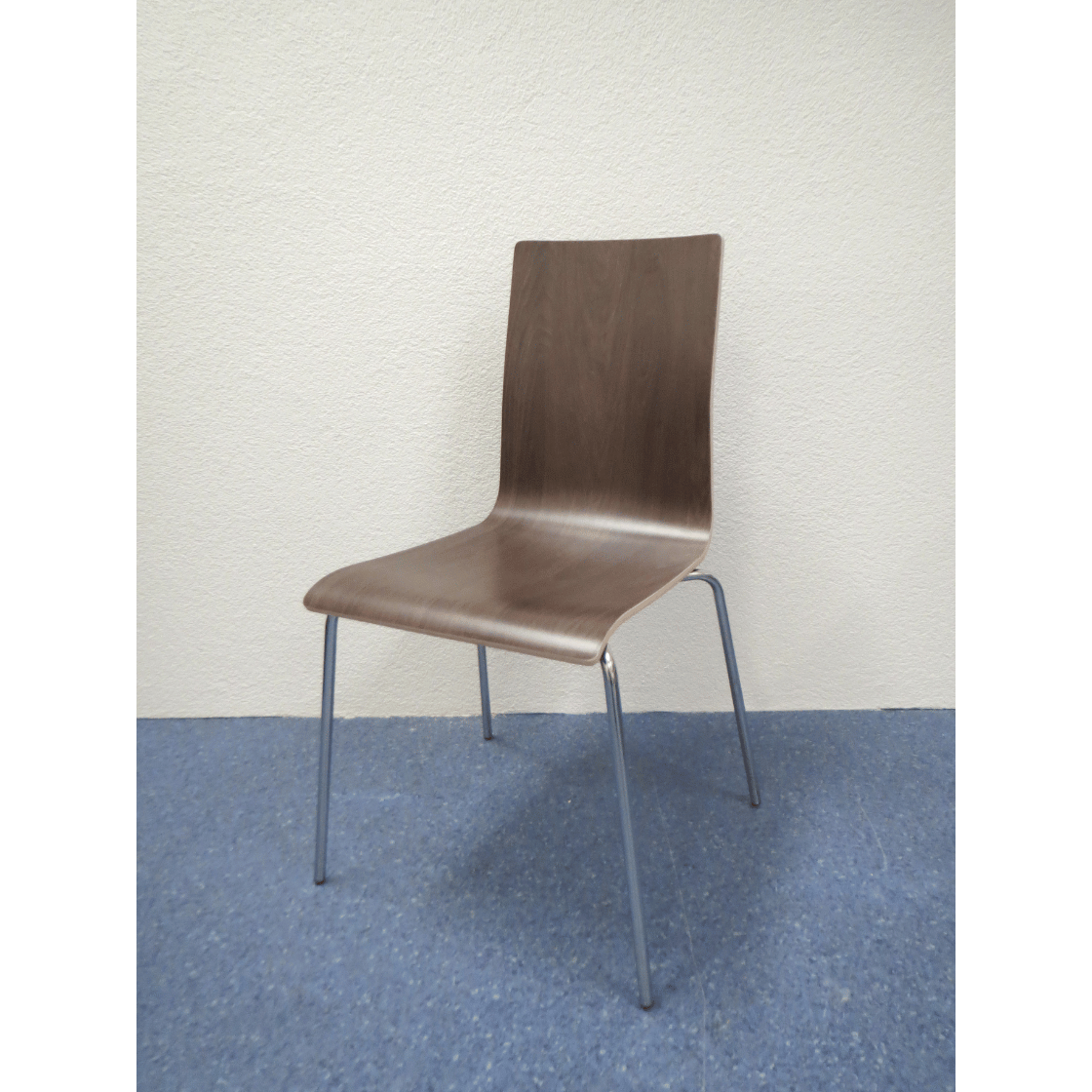 Nowy Styl Holzschalenstuhl Cafe VII – Laminat Eiche Dunkel, Gestell verchromt, Stapelbar, Neu