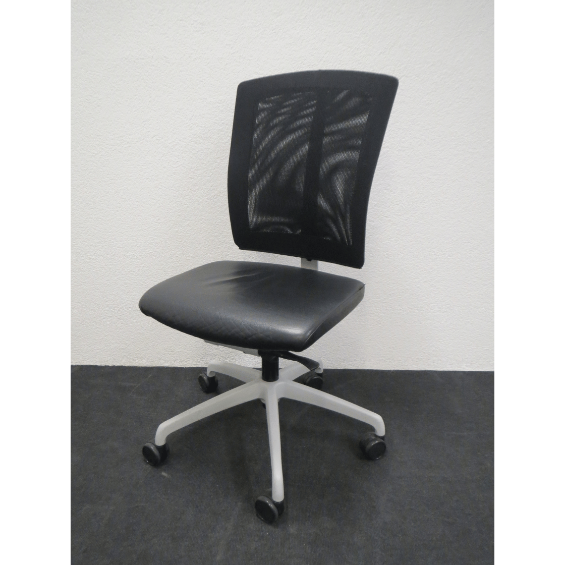 SITAG Sitzungsstuhl EL100 – Echtleder Schwarz, mit Rollen, drehbar