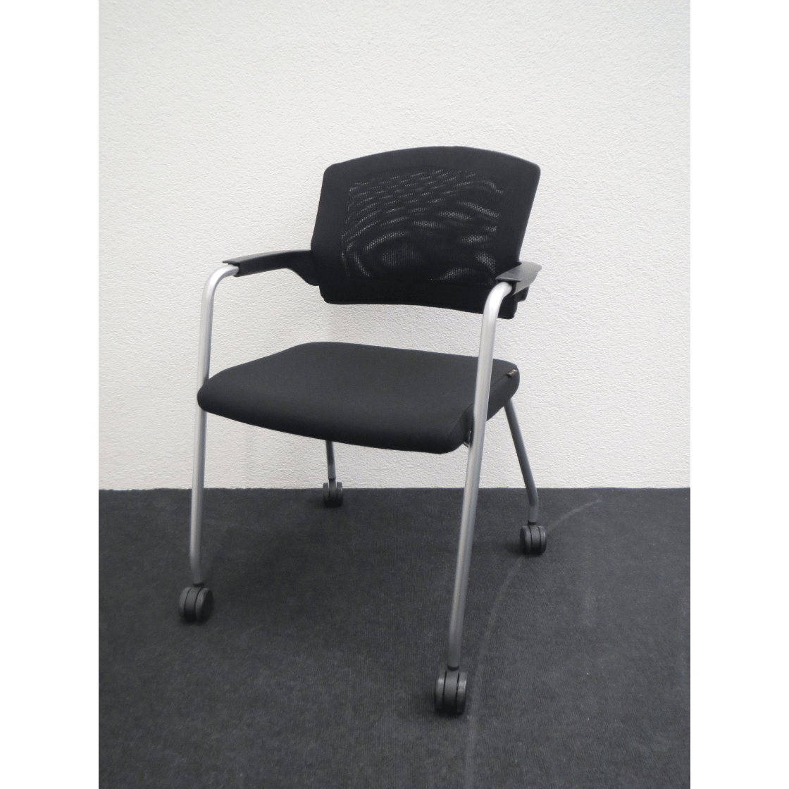 Sitag Besucherstuhl EL100 – Netzrücken Schwarz, Stoffsitz Schwarz, 4-Fussgestell Mattverchromt auf Rollen, Gebraucht
