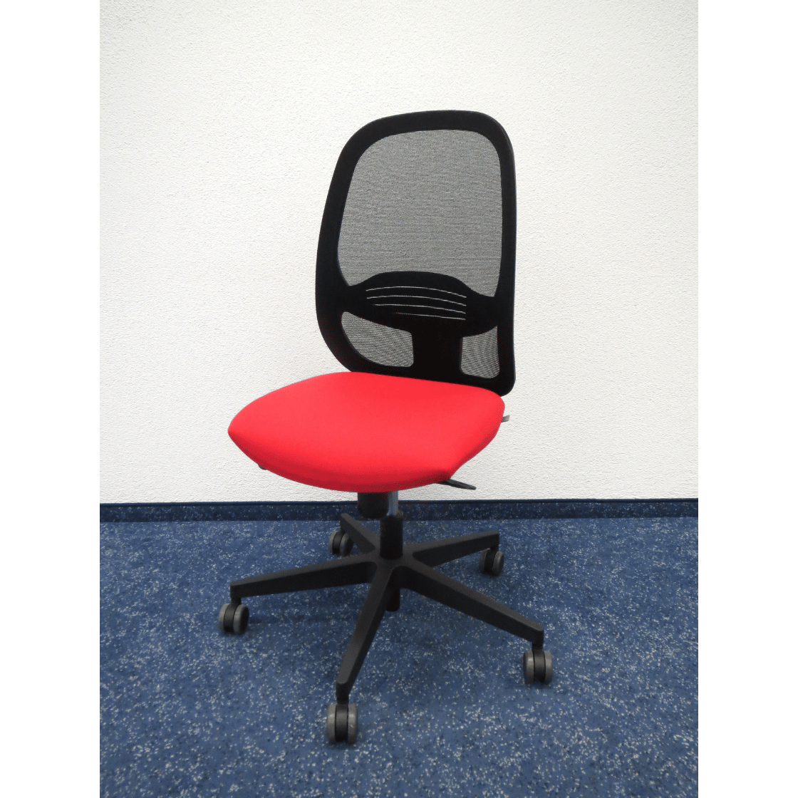 Drehstuhl Eggy von Sohos schwarz rot