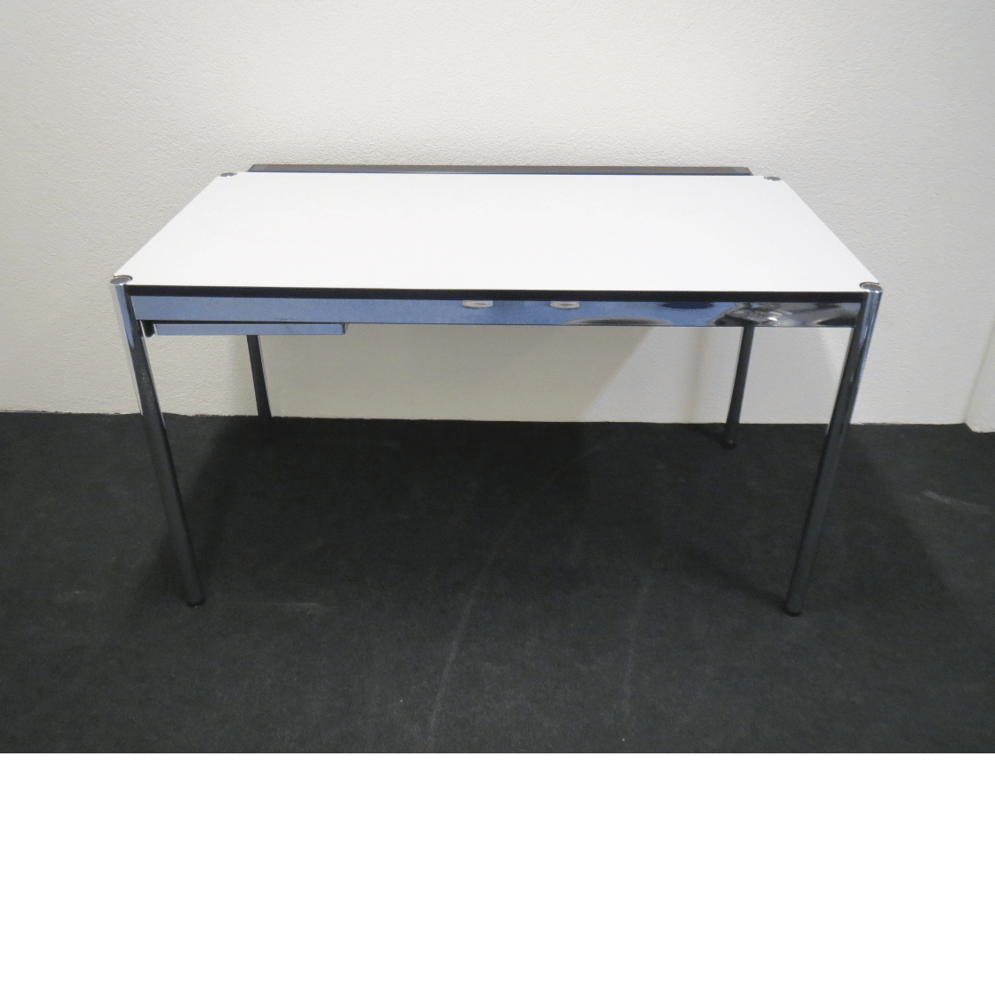USM Haller Tisch Weiss – 130 x 72 (65) cm – Sehr guter Zustand