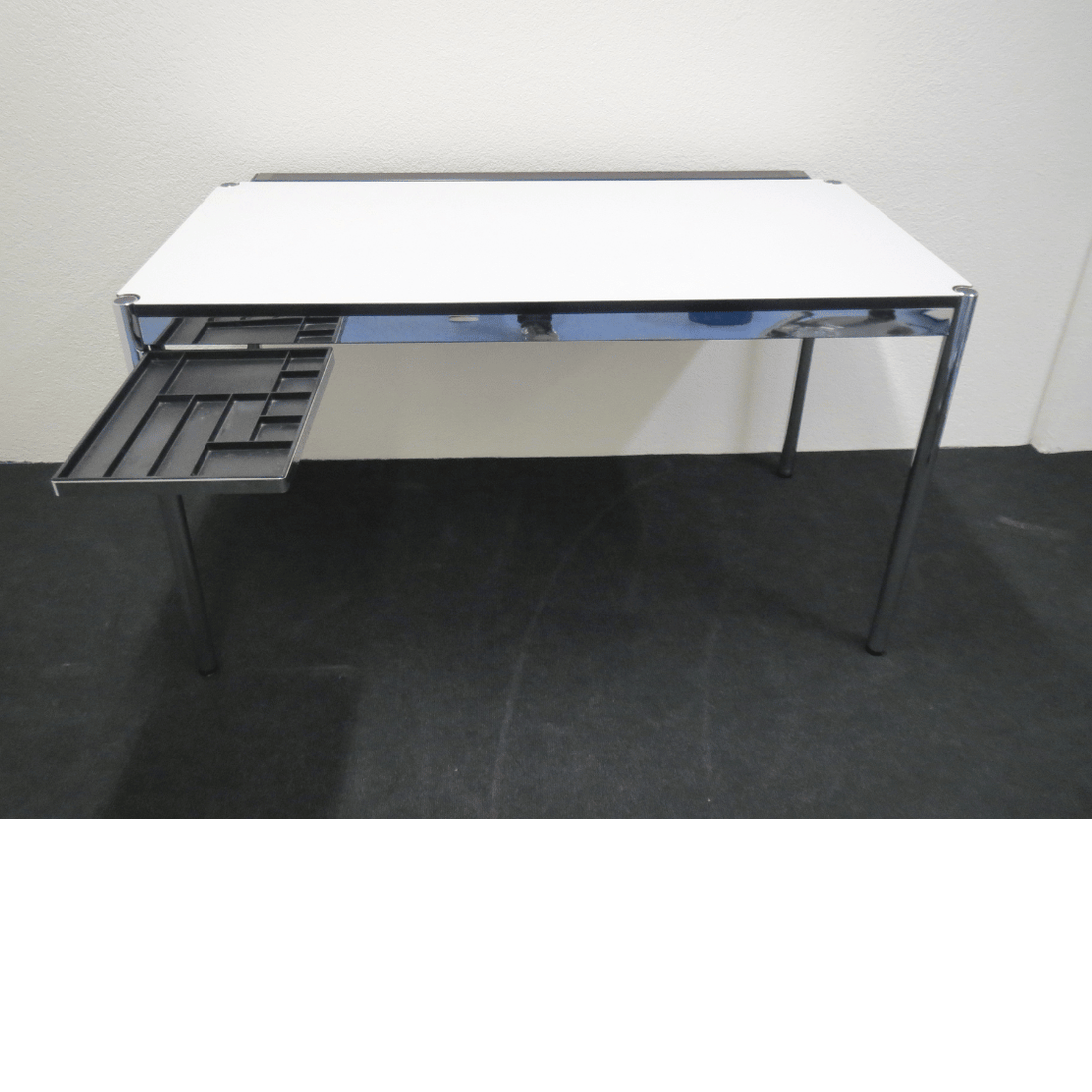 USM Haller Tisch Weiss – 130 x 72 (65) cm – Sehr guter Zustand