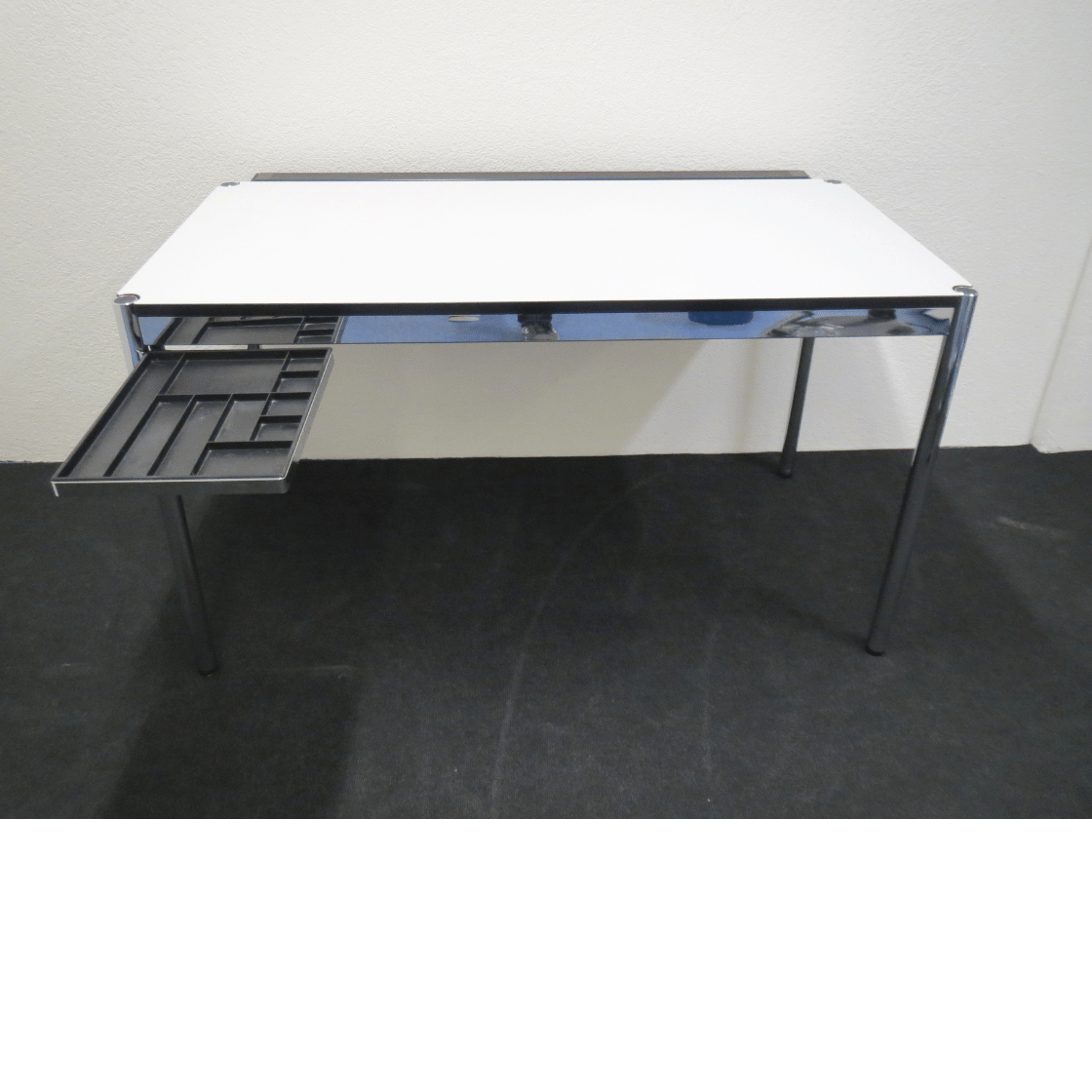 USM Haller Tisch Weiss – 130 x 72 (65) cm – Sehr guter Zustand