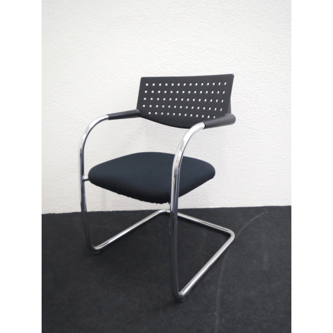 Vitra Besucherstuhl Vis-à-Vis – Kunststoffrücken Anthrazit, Sitz Stoff Schwarz, Freischwinger Verchromt, Gebraucht