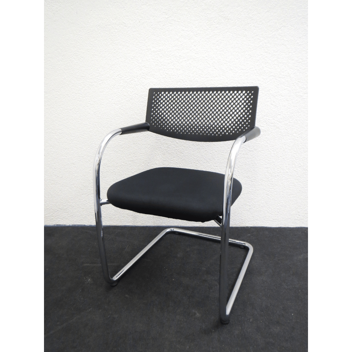 Vitra Besucherstuhl Vis-à-Vis 2– Kunststoffrücken Anthrazit, Sitz Stoff Schwarz, Freischwinger Verchromt, Gebraucht